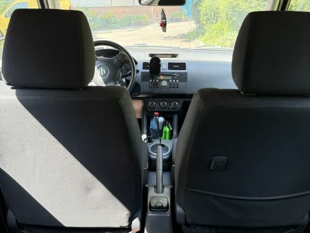 Красный Сузуки Свифт, объемом двигателя 1.5 л и пробегом 255 тыс. км за 5600 $, фото 8 на Automoto.ua