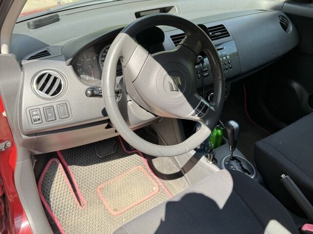 Красный Сузуки Свифт, объемом двигателя 1.5 л и пробегом 255 тыс. км за 5600 $, фото 4 на Automoto.ua