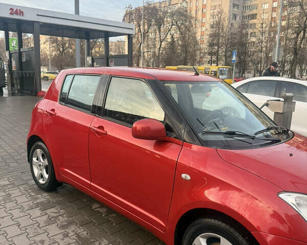 Красный Сузуки Свифт, объемом двигателя 1.33 л и пробегом 177 тыс. км за 5100 $, фото 1 на Automoto.ua