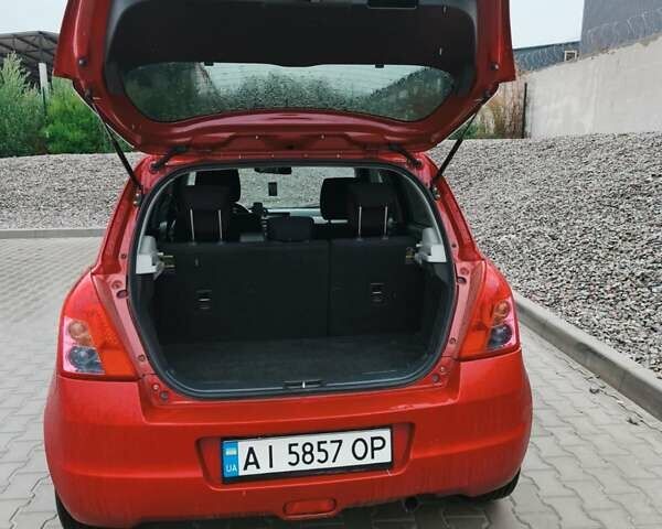 Червоний Сузукі Свифт, об'ємом двигуна 1.49 л та пробігом 220 тис. км за 6100 $, фото 4 на Automoto.ua