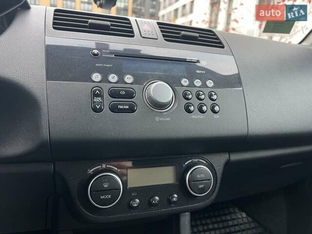 Красный Сузуки Свифт, объемом двигателя 1.49 л и пробегом 169 тыс. км за 6950 $, фото 24 на Automoto.ua