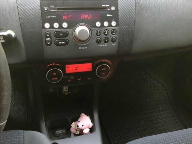 Красный Сузуки Свифт, объемом двигателя 1.3 л и пробегом 202 тыс. км за 5500 $, фото 2 на Automoto.ua