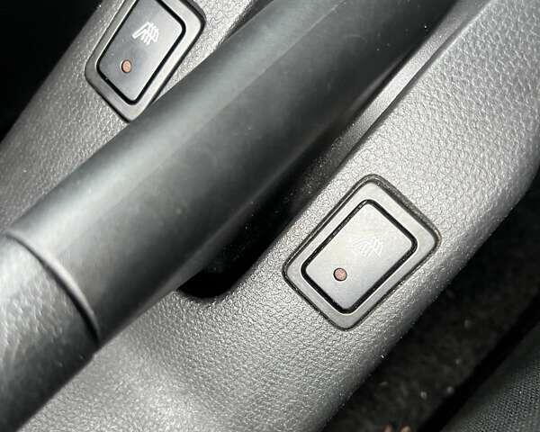 Красный Сузуки Свифт, объемом двигателя 1.49 л и пробегом 169 тыс. км за 6950 $, фото 28 на Automoto.ua