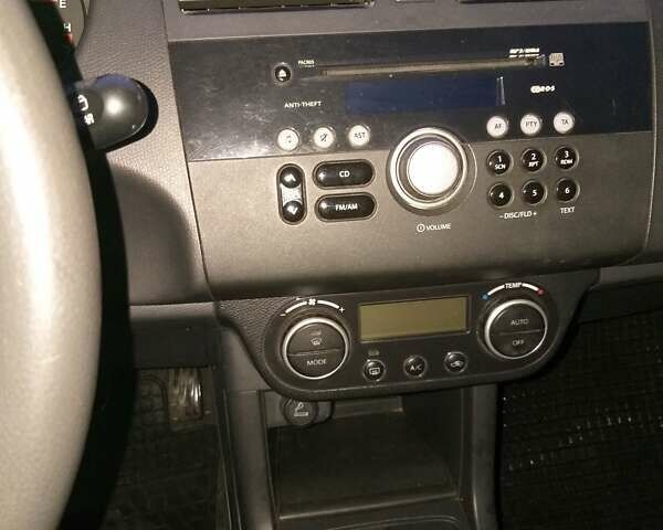 Червоний Сузукі Свифт, об'ємом двигуна 1.33 л та пробігом 163 тис. км за 4700 $, фото 3 на Automoto.ua