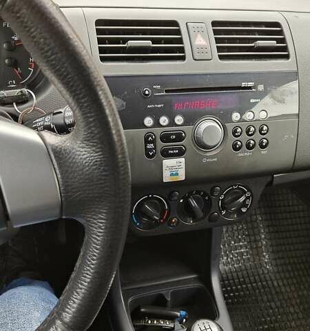 Сузуки Свифт 2010 в Киеве на Automoto.ua Красный Сузуки Свифт, объемом двигателя 1.33 л и пробегом 198 тыс. км за 4100 $, фото 16 на Automoto.ua