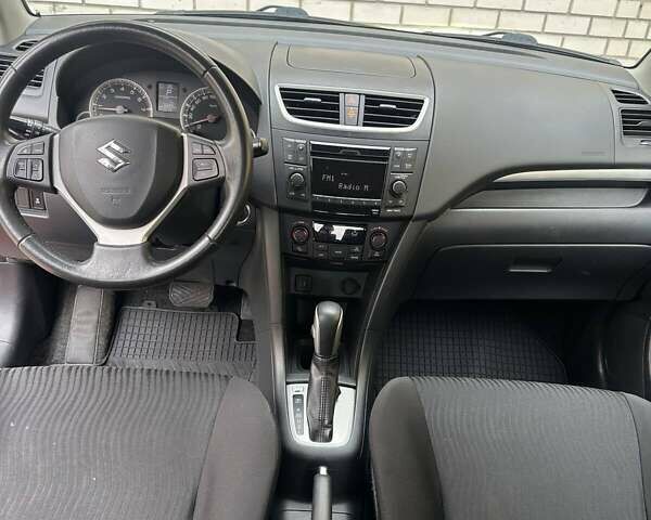 Красный Сузуки Свифт, объемом двигателя 1.2 л и пробегом 77 тыс. км за 8700 $, фото 27 на Automoto.ua