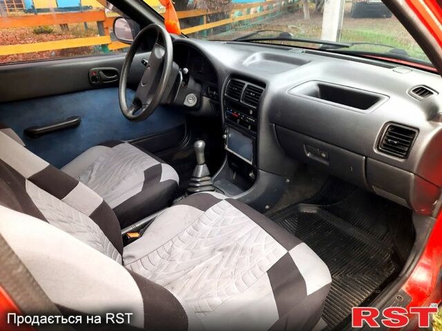 Красный Сузуки Свифт, объемом двигателя 1.3 л и пробегом 280 тыс. км за 1700 $, фото 5 на Automoto.ua