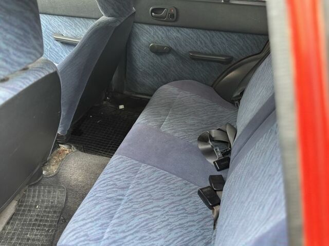 Красный Сузуки Свифт, объемом двигателя 1 л и пробегом 155 тыс. км за 750 $, фото 3 на Automoto.ua