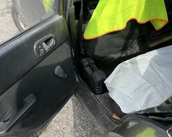Сірий Сузукі Свифт, об'ємом двигуна 1.3 л та пробігом 220 тис. км за 680 $, фото 2 на Automoto.ua