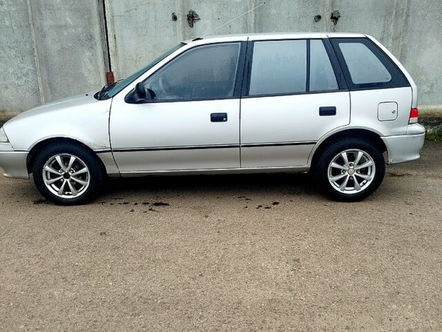 Серый Сузуки Свифт, объемом двигателя 1.3 л и пробегом 196 тыс. км за 1900 $, фото 3 на Automoto.ua