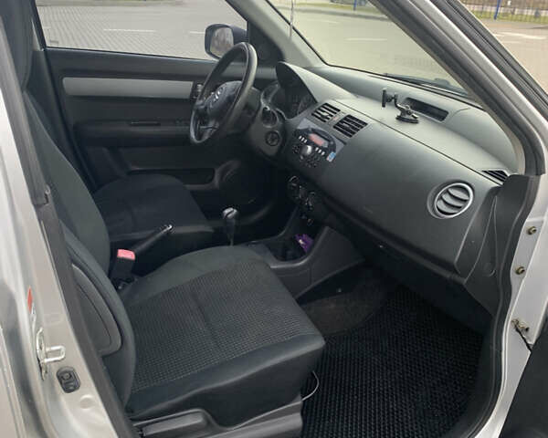 Сірий Сузукі Свифт, об'ємом двигуна 1.3 л та пробігом 229 тис. км за 4250 $, фото 6 на Automoto.ua