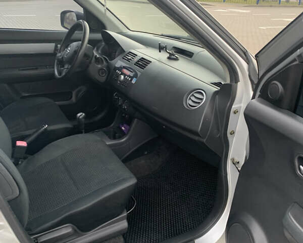 Сірий Сузукі Свифт, об'ємом двигуна 1.3 л та пробігом 229 тис. км за 4250 $, фото 7 на Automoto.ua