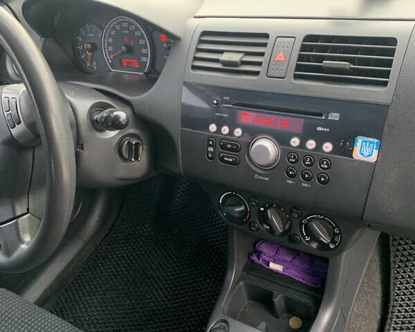 Сірий Сузукі Свифт, об'ємом двигуна 1.3 л та пробігом 229 тис. км за 4250 $, фото 14 на Automoto.ua