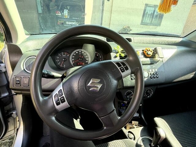 Серый Сузуки Свифт, объемом двигателя 1.3 л и пробегом 147 тыс. км за 4800 $, фото 4 на Automoto.ua