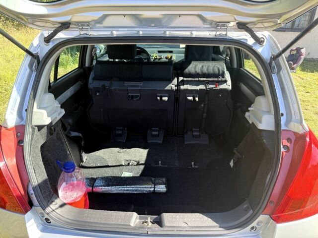 Серый Сузуки Свифт, объемом двигателя 1.3 л и пробегом 147 тыс. км за 4800 $, фото 5 на Automoto.ua