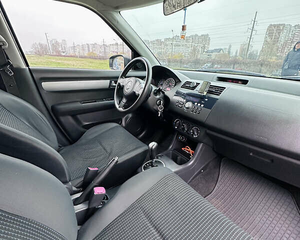 Сірий Сузукі Свифт, об'ємом двигуна 1.3 л та пробігом 148 тис. км за 4500 $, фото 4 на Automoto.ua