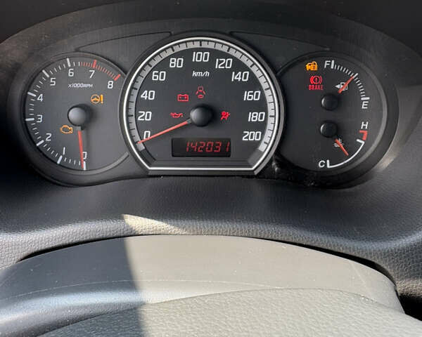 Серый Сузуки Свифт, объемом двигателя 1.33 л и пробегом 142 тыс. км за 4800 $, фото 5 на Automoto.ua