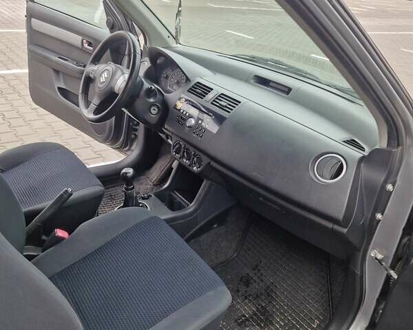 Серый Сузуки Свифт, объемом двигателя 1.33 л и пробегом 190 тыс. км за 4200 $, фото 12 на Automoto.ua