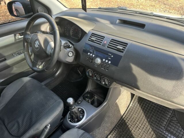 Серый Сузуки Свифт, объемом двигателя 1.3 л и пробегом 205 тыс. км за 3650 $, фото 13 на Automoto.ua