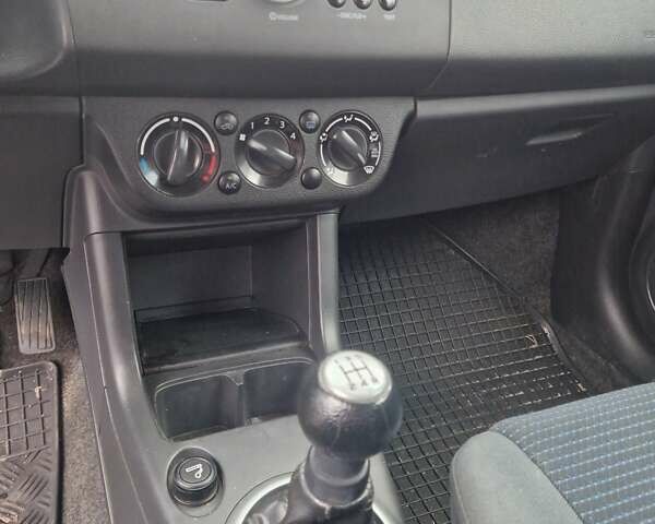 Серый Сузуки Свифт, объемом двигателя 1.33 л и пробегом 190 тыс. км за 4200 $, фото 16 на Automoto.ua