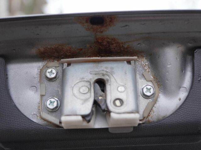 Серый Сузуки Свифт, объемом двигателя 1.3 л и пробегом 154 тыс. км за 4750 $, фото 14 на Automoto.ua