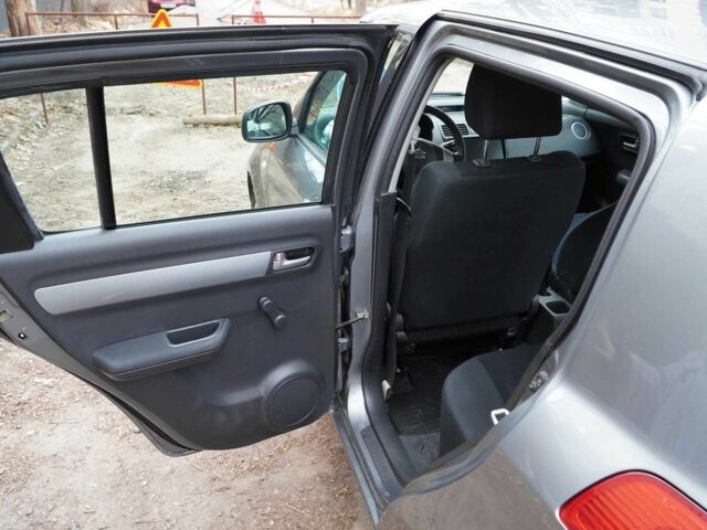 Серый Сузуки Свифт, объемом двигателя 1.3 л и пробегом 154 тыс. км за 4750 $, фото 17 на Automoto.ua