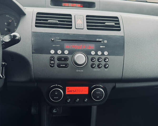 Серый Сузуки Свифт, объемом двигателя 1.3 л и пробегом 173 тыс. км за 5800 $, фото 11 на Automoto.ua