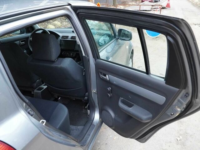 Серый Сузуки Свифт, объемом двигателя 1.3 л и пробегом 154 тыс. км за 4750 $, фото 18 на Automoto.ua