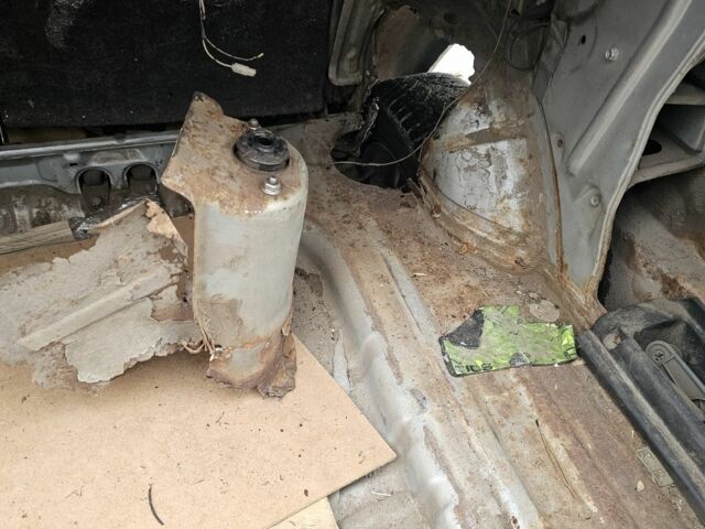 Серый Сузуки Свифт, объемом двигателя 1.3 л и пробегом 234 тыс. км за 550 $, фото 7 на Automoto.ua