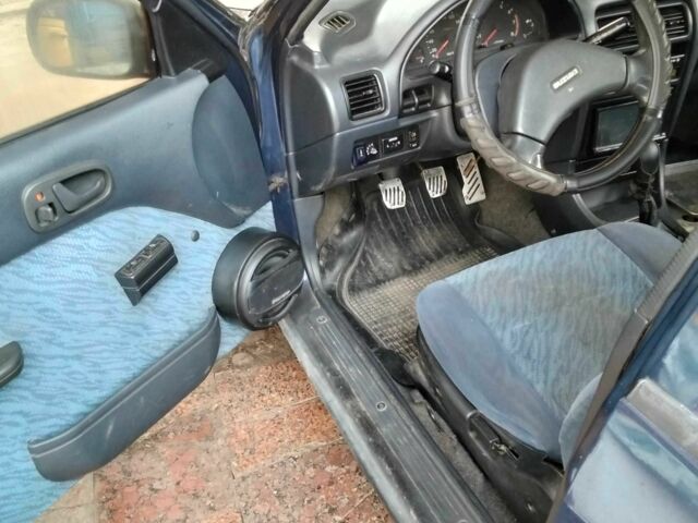 Синий Сузуки Свифт, объемом двигателя 1.3 л и пробегом 200 тыс. км за 2000 $, фото 3 на Automoto.ua
