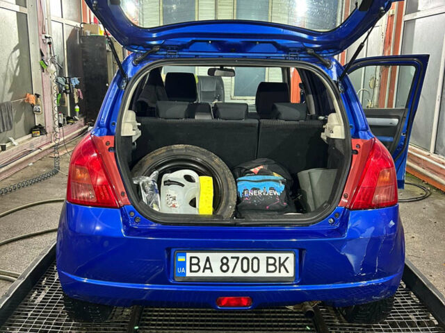 Синий Сузуки Свифт, объемом двигателя 1.5 л и пробегом 240 тыс. км за 3500 $, фото 5 на Automoto.ua
