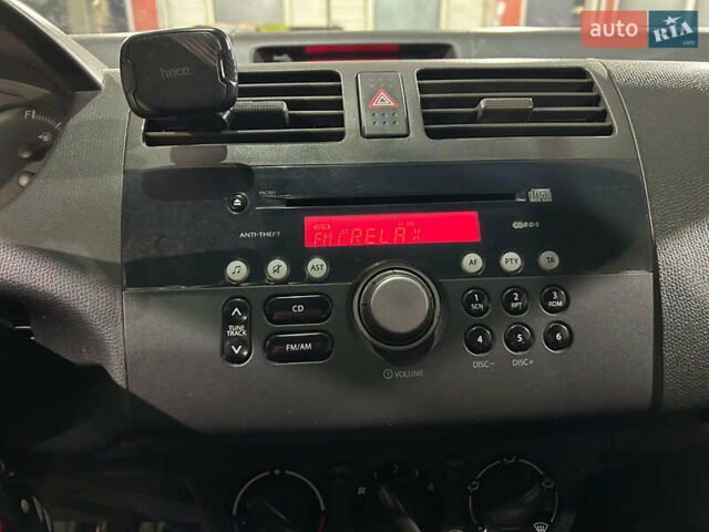 Синий Сузуки Свифт, объемом двигателя 1.5 л и пробегом 240 тыс. км за 4000 $, фото 4 на Automoto.ua