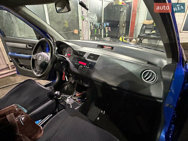 Синий Сузуки Свифт, объемом двигателя 1.5 л и пробегом 240 тыс. км за 4000 $, фото 3 на Automoto.ua