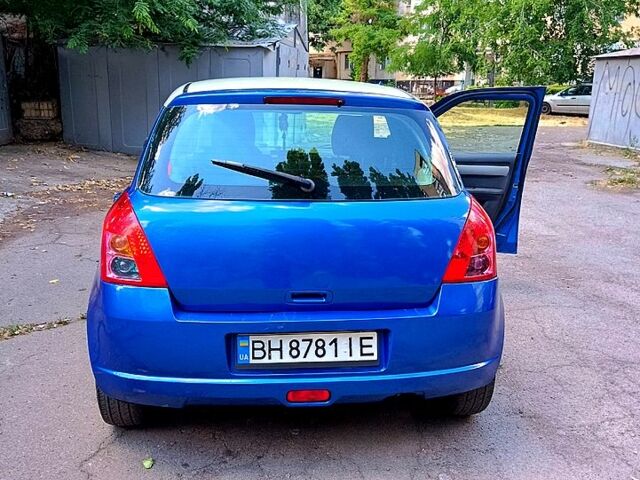Синий Сузуки Свифт, объемом двигателя 1.3 л и пробегом 220 тыс. км за 4200 $, фото 2 на Automoto.ua