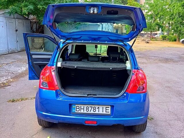 Синий Сузуки Свифт, объемом двигателя 1.3 л и пробегом 220 тыс. км за 4200 $, фото 1 на Automoto.ua