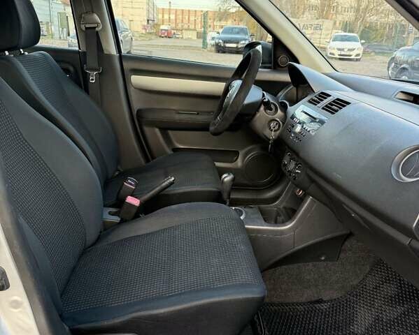 Зелений Сузукі Свифт, об'ємом двигуна 1.49 л та пробігом 152 тис. км за 5200 $, фото 4 на Automoto.ua