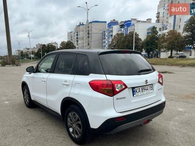 Белый Сузуки Витара, объемом двигателя 1.59 л и пробегом 125 тыс. км за 13400 $, фото 6 на Automoto.ua