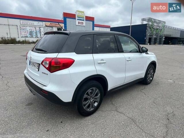 Белый Сузуки Витара, объемом двигателя 1.59 л и пробегом 128 тыс. км за 12500 $, фото 2 на Automoto.ua