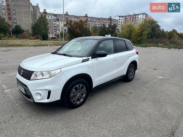 Белый Сузуки Витара, объемом двигателя 1.59 л и пробегом 128 тыс. км за 12500 $, фото 4 на Automoto.ua