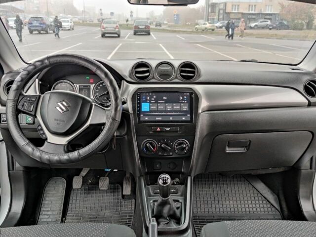 Белый Сузуки Витара, объемом двигателя 1.6 л и пробегом 170 тыс. км за 13800 $, фото 5 на Automoto.ua