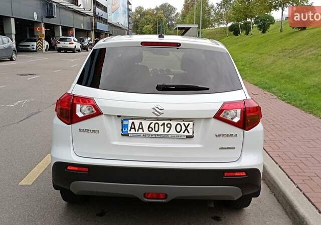 Белый Сузуки Витара, объемом двигателя 1.59 л и пробегом 120 тыс. км за 17500 $, фото 3 на Automoto.ua