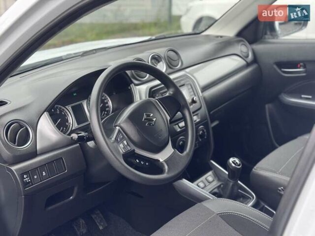 Белый Сузуки Витара, объемом двигателя 1.59 л и пробегом 171 тыс. км за 11500 $, фото 12 на Automoto.ua