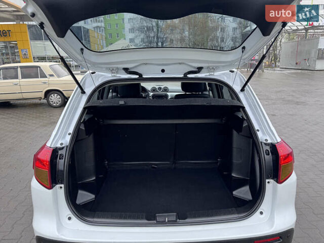 Білий Сузукі Вітара, об'ємом двигуна 1.59 л та пробігом 160 тис. км за 11500 $, фото 6 на Automoto.ua