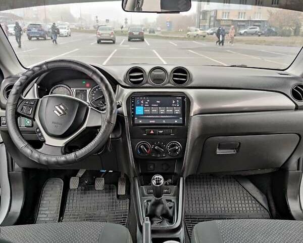 Білий Сузукі Вітара, об'ємом двигуна 1.59 л та пробігом 170 тис. км за 13800 $, фото 3 на Automoto.ua