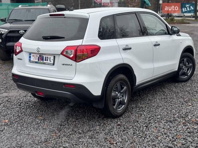 Белый Сузуки Витара, объемом двигателя 1.59 л и пробегом 171 тыс. км за 11500 $, фото 5 на Automoto.ua