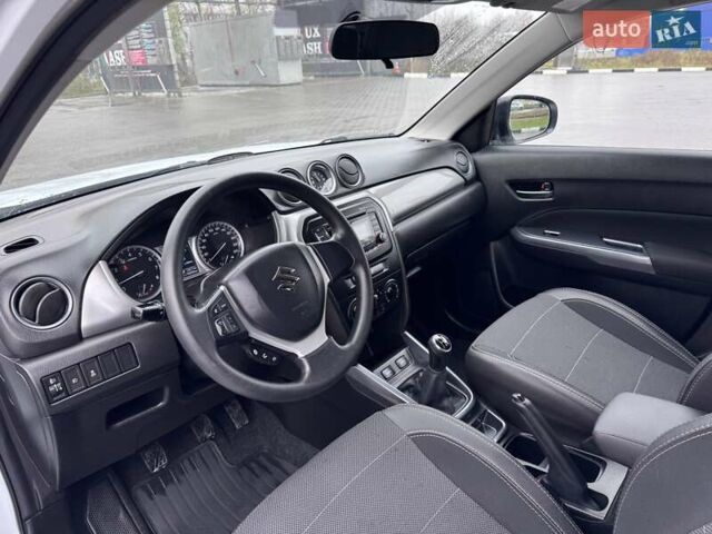 Белый Сузуки Витара, объемом двигателя 1.59 л и пробегом 171 тыс. км за 11500 $, фото 6 на Automoto.ua