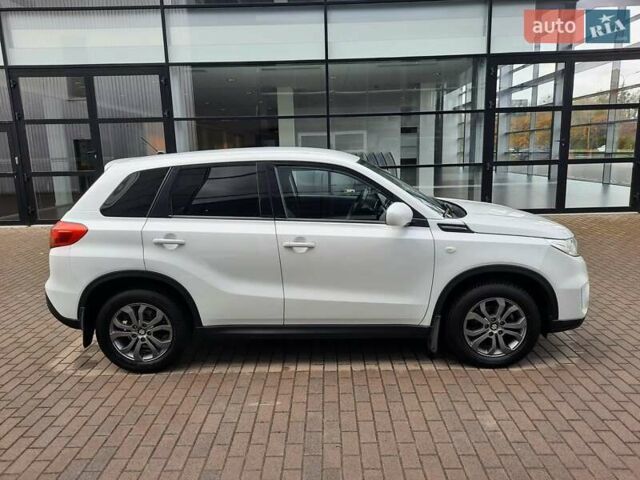 Белый Сузуки Витара, объемом двигателя 1.59 л и пробегом 71 тыс. км за 14999 $, фото 1 на Automoto.ua