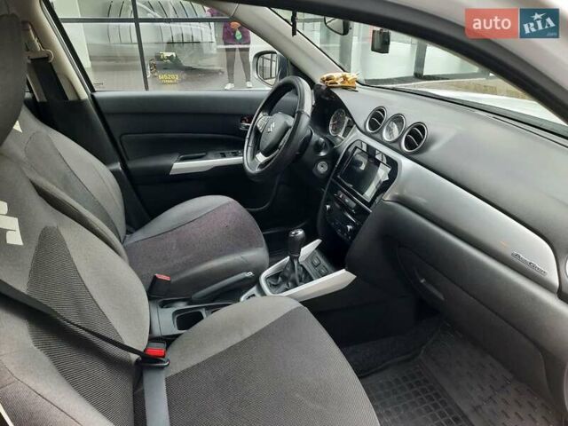 Белый Сузуки Витара, объемом двигателя 1.59 л и пробегом 71 тыс. км за 14999 $, фото 3 на Automoto.ua