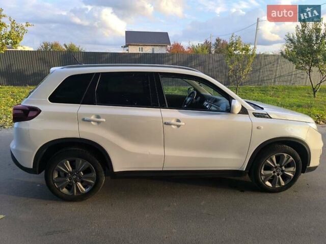 Білий Сузукі Вітара, об'ємом двигуна 1 л та пробігом 27 тис. км за 22000 $, фото 4 на Automoto.ua