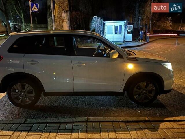 Белый Сузуки Витара, объемом двигателя 1 л и пробегом 120 тыс. км за 13500 $, фото 3 на Automoto.ua